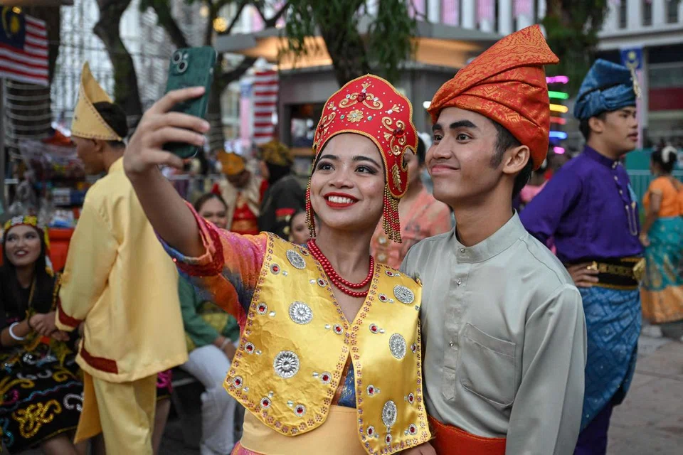 PERKUKUH BUDAYA: Mengenakan pakaian tradisional di hari-hari penting perlu diteruskan dalam era modern hari ini (gambar hiasan). 