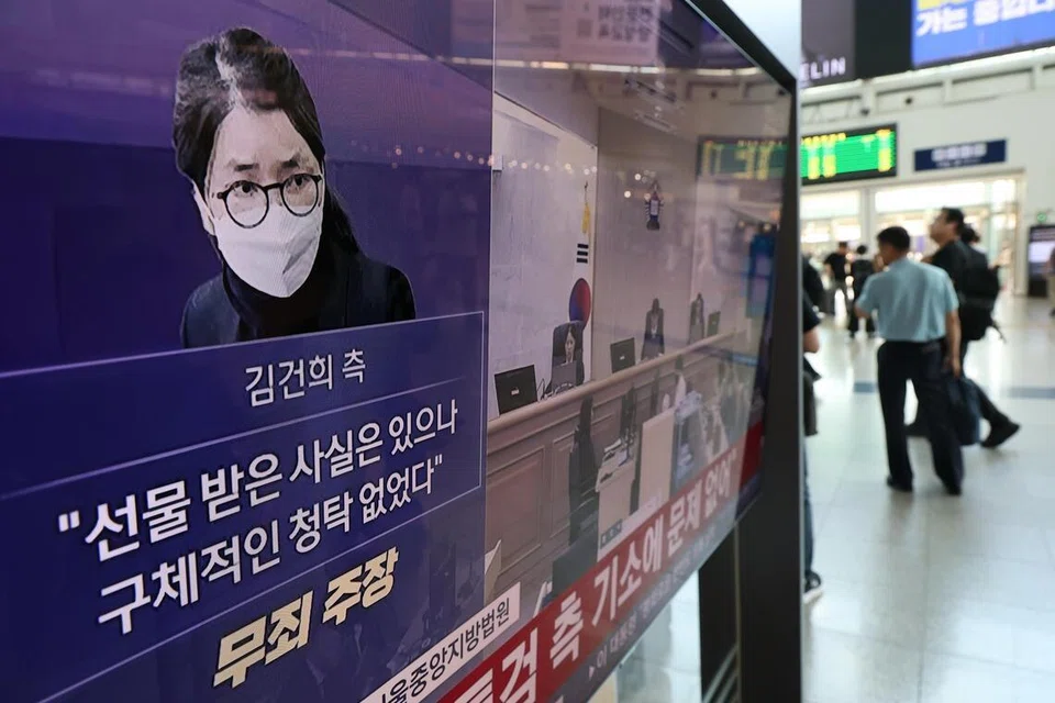 Siaran televisyen di Stesen Seoul memaparkan laporan mengenai Kim Keon Hee, isteri bekas Presiden Yoon Suk Yeol, ketika beliau menghadiri prosiding keputusan mahkamah di Mahkamah Daerah Pusat Seoul berhubung dakwaan menerima rasuah sebagai balasan bagi membantu urusan pelantikan dan perniagaan di Seoul, Korea Selatan pada 26 Jun 2026. Mahkamah menjatuhkan hukuman penjara tujuh tahun terhadap Kim kerana menerima hadiah mewah sebagai balasan bagi bantuan mendapatkan jawatan dan urusan perniagaan