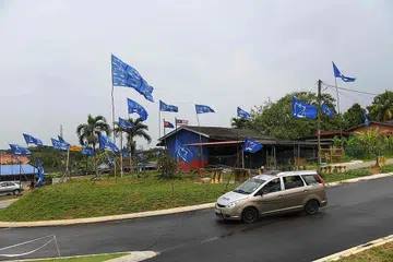 TEMPAT KELAHIRAN UMNO: Bendera Barisan Nasional berkibar megah di Johor menjelang Pilihan Raya Umum Ke-14 pada 9 Mei ini. - Foto AFP