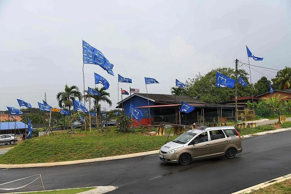 TEMPAT KELAHIRAN UMNO: Bendera Barisan Nasional berkibar megah di Johor menjelang Pilihan Raya Umum Ke-14 pada 9 Mei ini. - Foto AFP