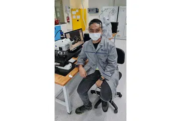 BUAT KAJIAN DI MAKMAL: Semasa latihan amalinya di Pusat Pembuatan Semula Termaju dan Teknologi A*Star (ARTC), Encik Hamzah Kamaruddin yang melakukan penyelidikan dalam percetakan 3D dan metalurgi, berjaya membuktikan terdapat kemungkinan mengelakkan masalah keretakan pada bahan komposit yang digunakan dalam percetakan 3D. - Foto ihsan HAMZAH KAMARUDDIN