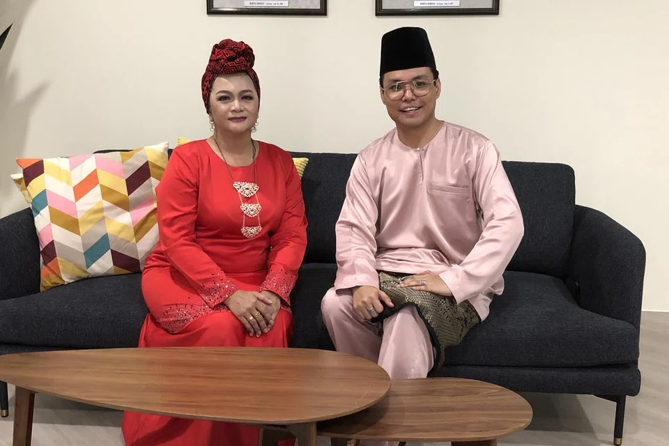 Hyrul Anuar (kanan) bersama Nana Karia berpeluang meninjau dan mengadili bakat terpendam wartawan dan kru kerja Berita Harian dalam segmen karaoke berantai bagi #NoTapis Edisi Hari Raya.