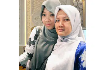 MENTUA SENTIASA HULURKAN BANTUAN: Hubungan Ustazah Siti Aminah (kiri) dengan ibu mentuanya, Cik Kamariah Suprivoo (kanan), amat rapat hinggakan ibu mentuanya sentiasa menawarkan khidmat jika menantunya mengadakan sebarang program di Masjid Mujahidin. - Foto ihsan USTAZAH SITI AMINAH SAPIAN