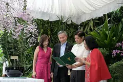 ORKID BARU TANDA PENGHORMATAN: (Dari kanan) Cik Louise Araneta-Marcos, Presiden Ferdinand Marcos Jr, Dr Vivian Balakrishnan dan Cik Joy Balakrishnan di ucapara menamakan orkid kacukan Dendrobium Ferdinand Louise Marcos di Taman Orkid Negara. - Foto BH oleh NG SOR LUAN