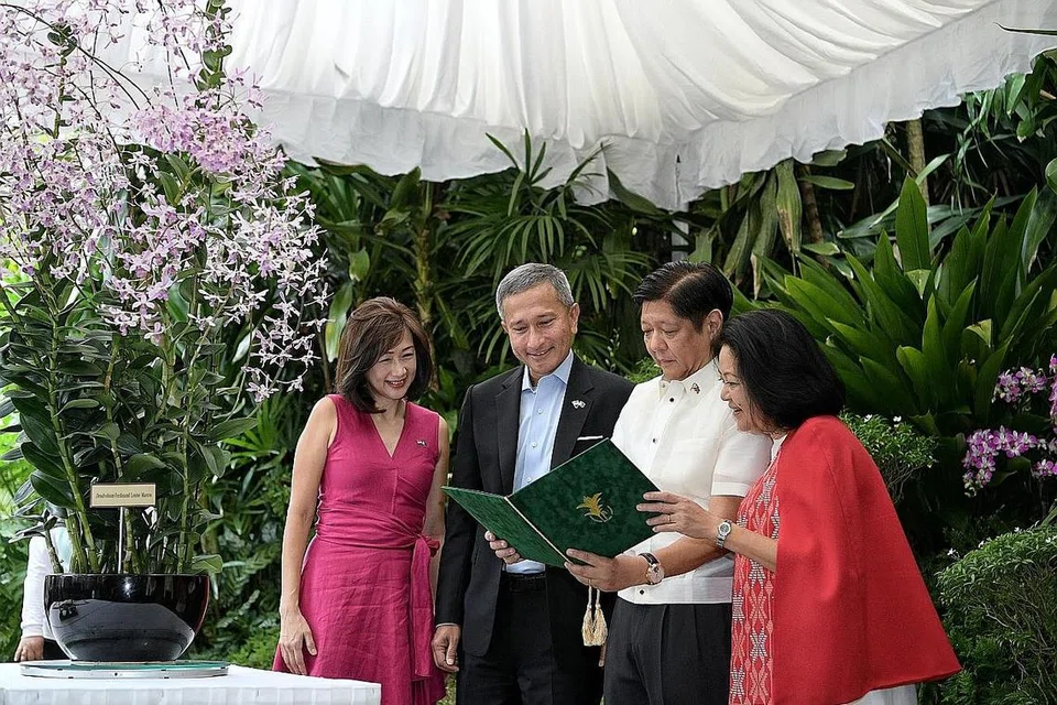 ORKID BARU TANDA PENGHORMATAN: (Dari kanan) Cik Louise Araneta-Marcos, Presiden Ferdinand Marcos Jr, Dr Vivian Balakrishnan dan Cik Joy Balakrishnan di ucapara menamakan orkid kacukan Dendrobium Ferdinand Louise Marcos di Taman Orkid Negara. - Foto BH oleh NG SOR LUAN