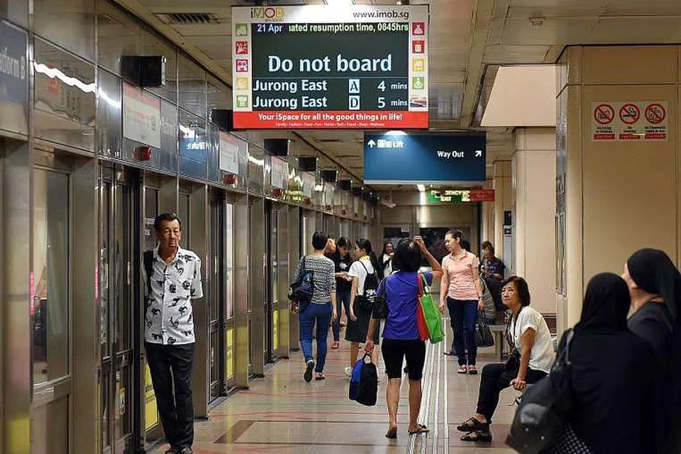 Penumpang menunggu perkhidmatan kereta api di Laluan Utara-Selatan (NSL) disambung semula di stesen Raffles Place pada 6.30 pagi Khamis (21 Apr). Perkhidmatan dipulihkan pada kira-kira 6.50 pagi. 