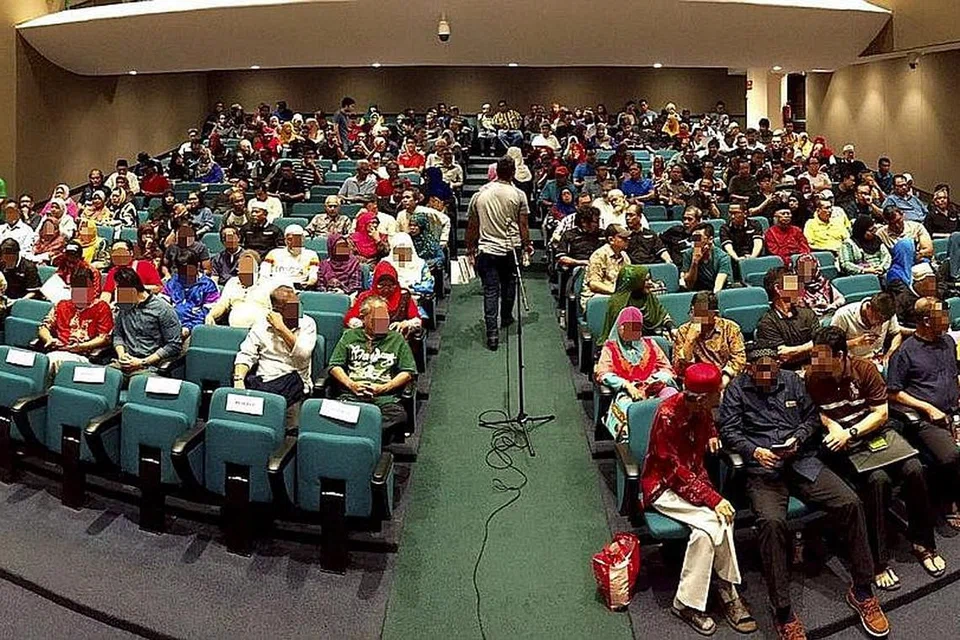 DENGAR PENJELASAN: Para pelabur (wajah mereka dikaburkan) memenuhi auditorium Masjid Sultan pada Ogos lalu untuk mendengar taklimat Encik Muhamad Aidith Abdul Latiff mengenai masalah pembayaran dividen tertunda. - Foto CAL ACADEMY