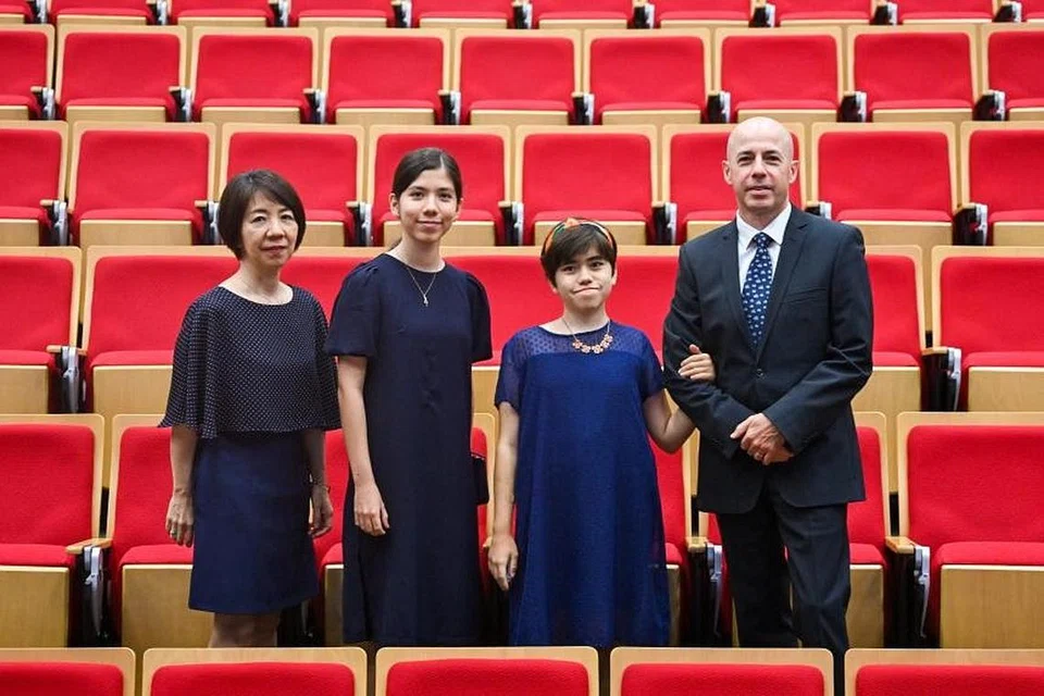 Encik Frederic Maury (kanan) bersama (dari kiri) isterinya, Cik Yuko Arai, dan anak perempuan mereka, Sawako dan Ayano di Teater Seni Persembahan, Institut Pengurusan Singapura, pada 18 Ogos. 
