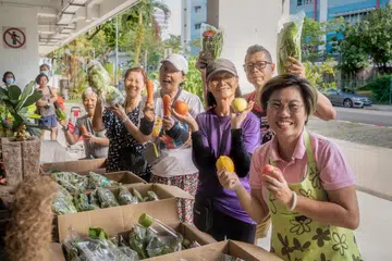 Untuk mengurangkan pembaziran makanan, FairPrice Group menyelamatkan buah-buahan dan sayur-sayuran untuk didermakan kepada peti sejuk masyarakat di lebih 50 pusat pengagihan di serata Singapura. Individu dan golongan yang memerlukan boleh mengambil buah dan sayur itu secara percuma.