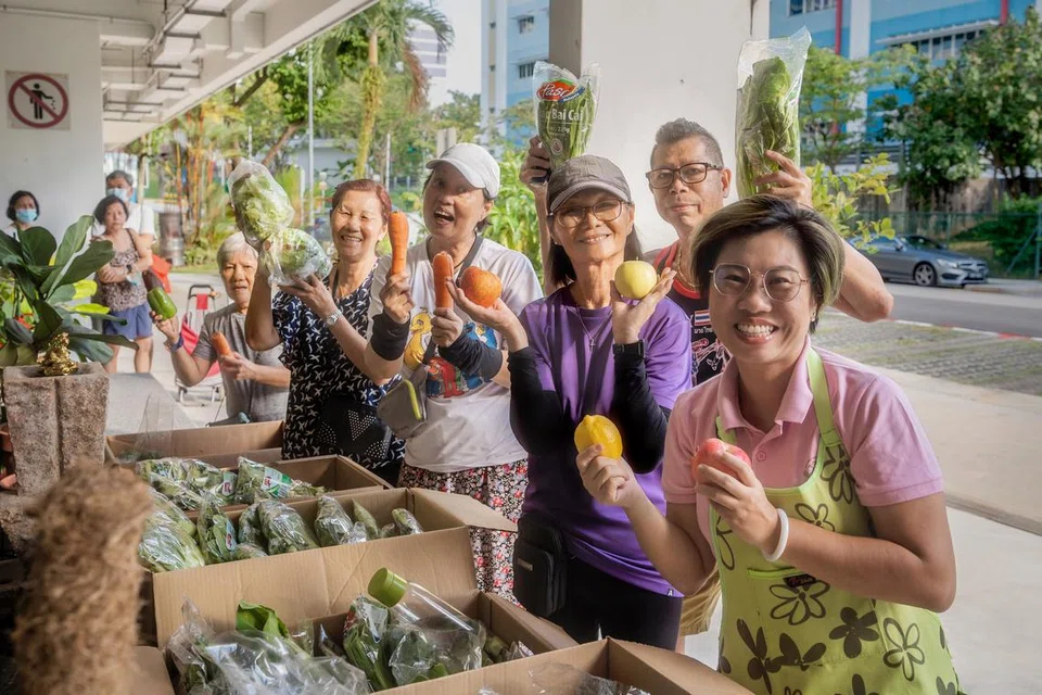Untuk mengurangkan pembaziran makanan, FairPrice Group menyelamatkan buah-buahan dan sayur-sayuran untuk didermakan kepada peti sejuk masyarakat di lebih 50 pusat pengagihan di serata Singapura. Individu dan golongan yang memerlukan boleh mengambil buah dan sayur itu secara percuma.