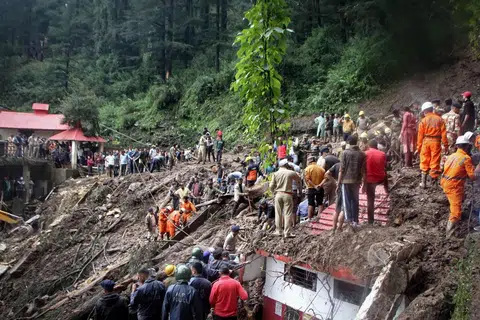 OPERASI MENYELAMAT: Anggota pasukan penyelamat menjalankan operasi mengesan mangsa tanah runtuh selepas hujan lebat di Shimla pada Selasa yang mengorbankan lebih 60 jiwa.  