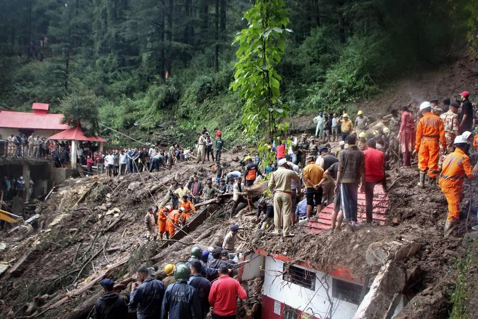 OPERASI MENYELAMAT: Anggota pasukan penyelamat menjalankan operasi mengesan mangsa tanah runtuh selepas hujan lebat di Shimla pada Selasa yang mengorbankan lebih 60 jiwa.  