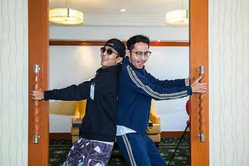 CABARAN TERSENDIRI: (Dari kiri) Aiman Tino dan Sufian Suhaimi berusaha yang terbaik dalam mengetengahkan karya yang berkesan di hati ramai setelah akur dengan amanah sebagai artis yang diperhatikan orang awam. - Foto BM oleh ZALEHA ABDUL KADER