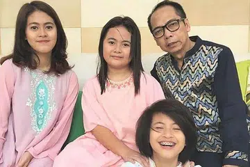 Hartawan Dodi Triyono bersama tiga anaknya. Diona Arika Andra Putri (kiri) dan Dianita Gemma Dzalfayla (tengah) maut bersama bapa mereka, manakala Zannette Kalila Azaria terselamat. 