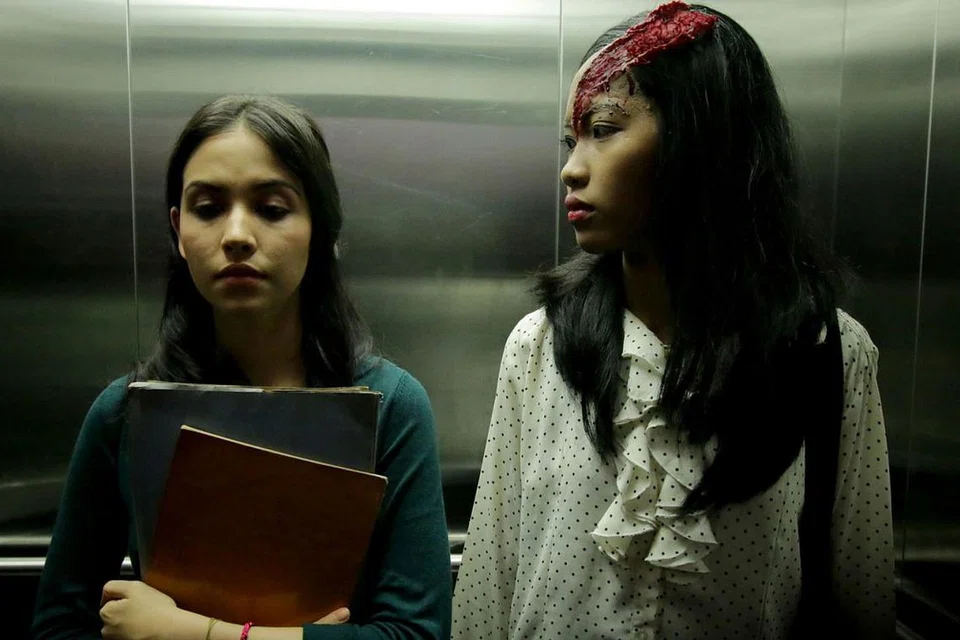KELEBIHAN YANG MENGERIKAN: Filem ''They Who Are Not Seen' ' mengisahkan tentang Saras (kiri) yang memiliki deria keenam untuk melihat hantu dan makhluk ghaib sekelilingnya. - Foto MM2