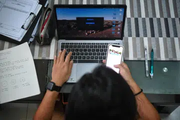 Peralihan mendadak ke platform dan pembayaran dalam talian berjalan lancar di Singapura, tetapi turut mendedahkan jurang kecekapan yang ketara.
