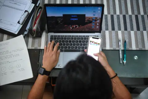 Peralihan mendadak ke platform dan pembayaran dalam talian berjalan lancar di Singapura, tetapi turut mendedahkan jurang kecekapan yang ketara.