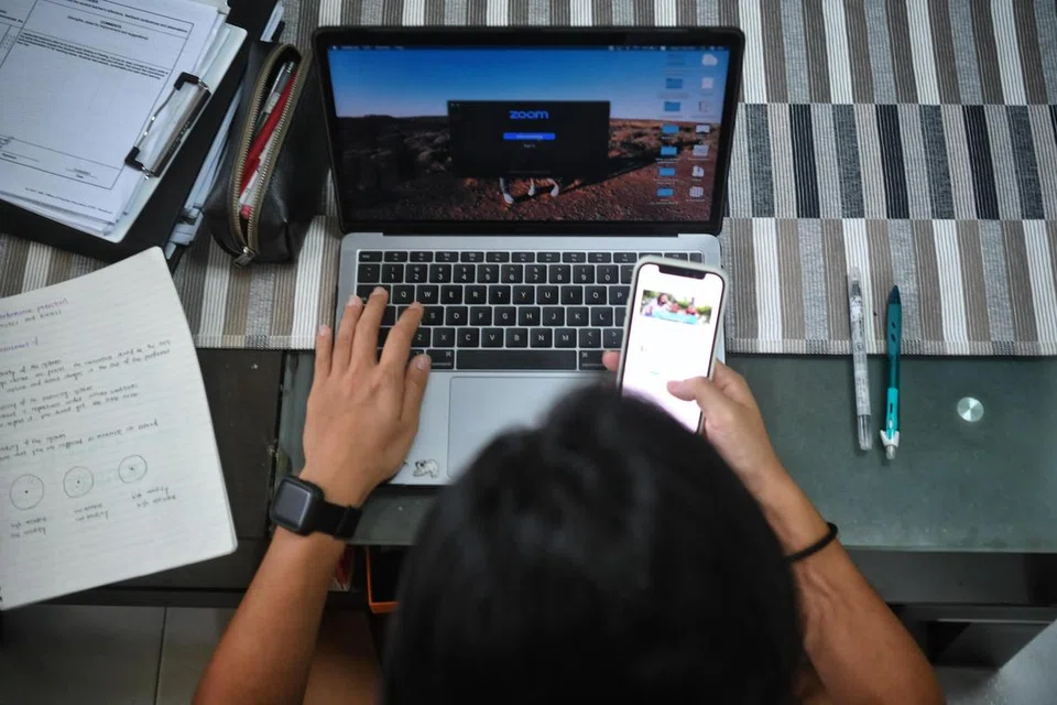 Peralihan mendadak ke platform dan pembayaran dalam talian berjalan lancar di Singapura, tetapi turut mendedahkan jurang kecekapan yang ketara.