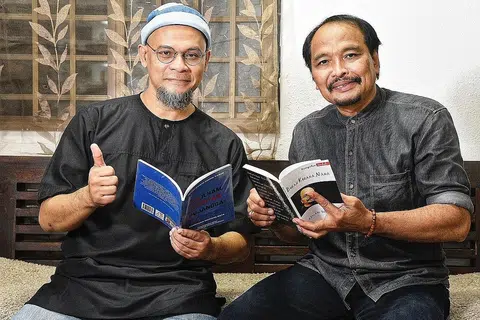 ENGGAN KEINDAHAN BAHASA PUDAR: Khair Yasin (kiri) dan Azman Shariff, yang bekerjasama bagi Bengkel Mutiara Kata untuk membimbing peserta dalam penulisan lirik, puisi dan madah Sabtu ini, mahu melihat generasi muda terus minat menulis dalam bahasa Melayu dengan ciri-cirinya yang indah. - Foto BH oleh DESMOND WEE
