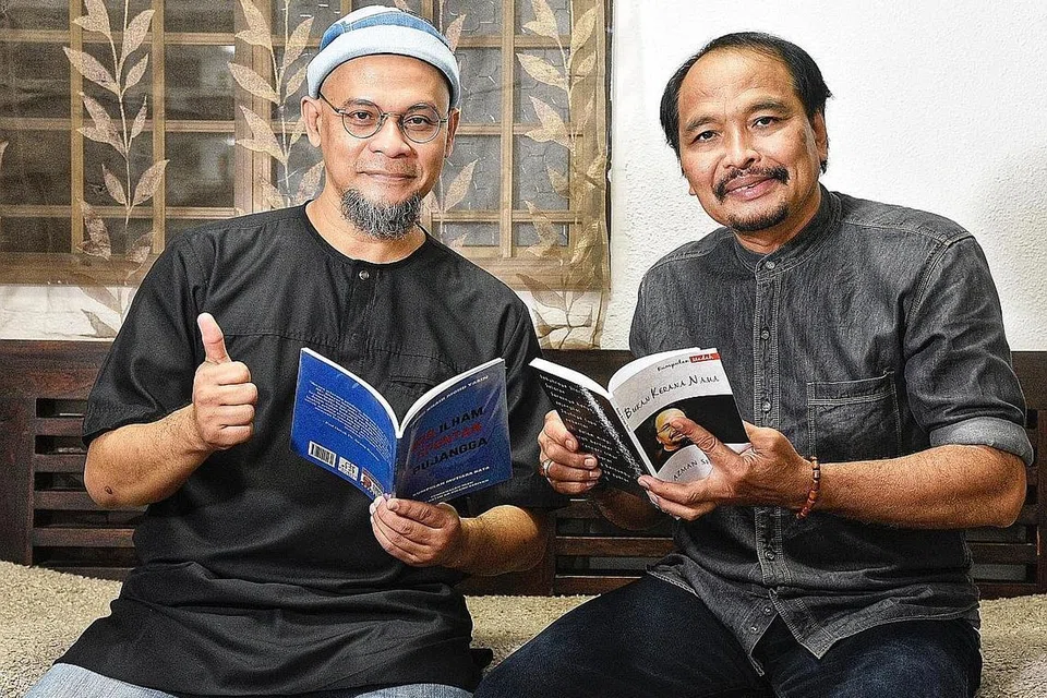 ENGGAN KEINDAHAN BAHASA PUDAR: Khair Yasin (kiri) dan Azman Shariff, yang bekerjasama bagi Bengkel Mutiara Kata untuk membimbing peserta dalam penulisan lirik, puisi dan madah Sabtu ini, mahu melihat generasi muda terus minat menulis dalam bahasa Melayu dengan ciri-cirinya yang indah. - Foto BH oleh DESMOND WEE