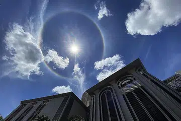 BEGITU INDAH: Penduduk di kawasan seperti Tampines, Simei dan Ubi telah disajikan dengan pemandangan menakjubkan apabila mereka mendongak ke langit - satu gambaran lingkaran cahaya suria atau halo matahari dapat dilihat dengan jelas. - Foto BH oleh LIM YAOHUI