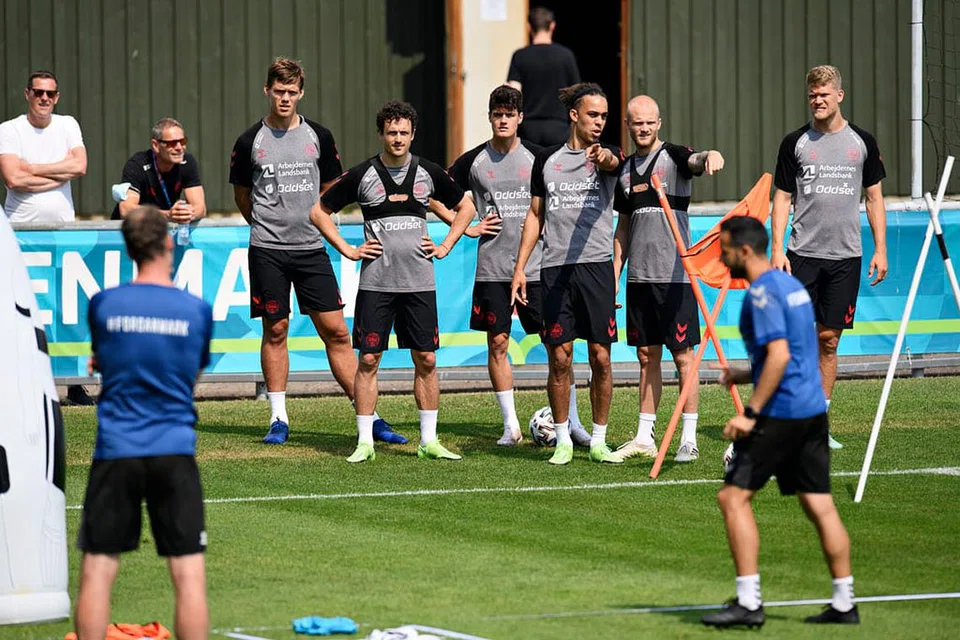 BUAT PERSIAPAN: (Atas) Denmark memanfaatkan kejadian yang menimpa Christian Eriksen untuk meneruskan perjuangan kalah mati. ialah pemain berbakat Denmark, Mikkel Damsgaard. - Foto-foto EPA-EFE, Reuters.