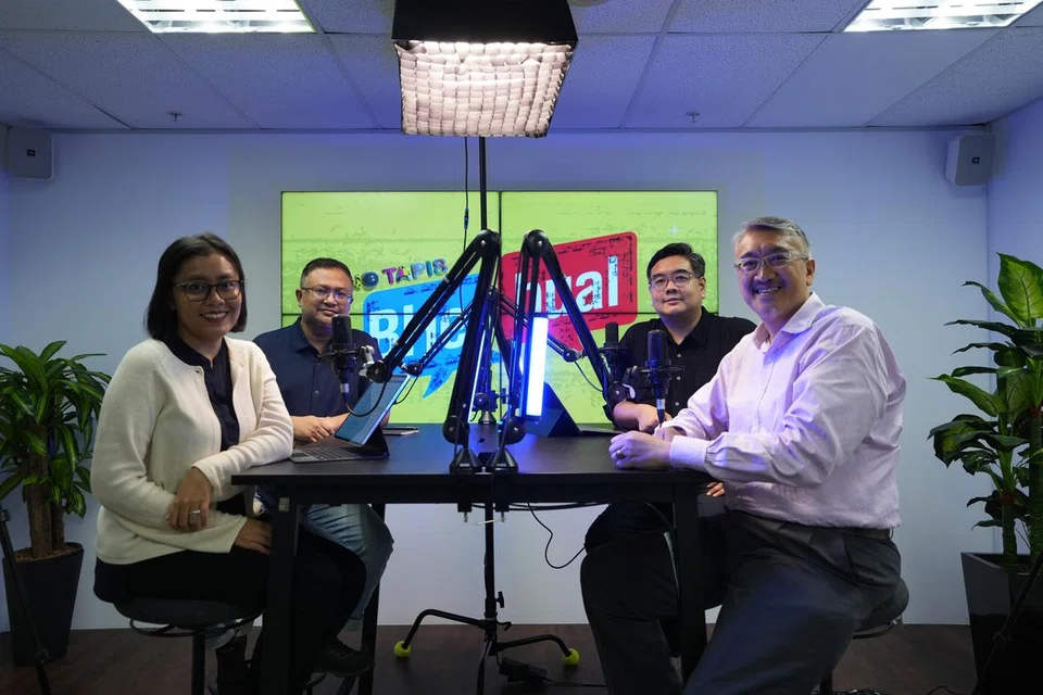 Podcast ‘NoTapis BHerbual’ melibatkan Aktivis Masyarakat, Encik Fazlur Rahman Kamsani (kanan); dan Pengarah Pengasas, Dialogue Centre Limited, Encik Imran Mohd Taib (dua dari kiri). Episod tersebut dihoskan oleh Editor Berita BH, Encik Nazri Hadi Saparin (dua dari kanan); dan Koresponden BH, Cik Irma Kamarudin.