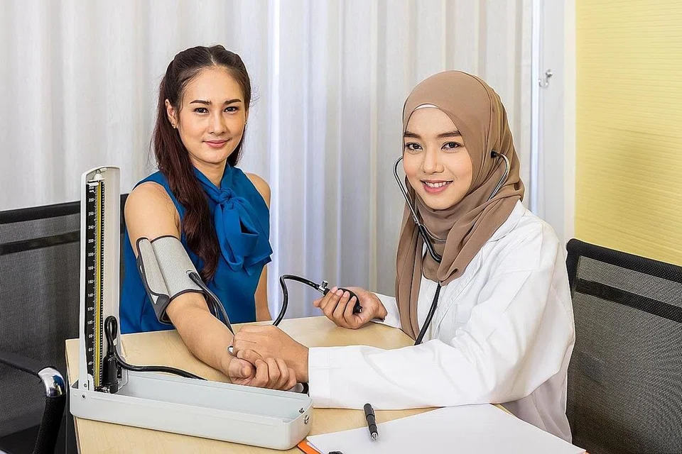 HUBUNGAN PESAKIT-DOKTOR: Dalam satu kajian tempatan pada 2020, didapati hanya 49.7 peratus penduduk yang menemui doktor keluarga berjaya mencapai matlamat tekanan darah mereka. Beberapa sebab yang dipetik termasuk inersia rawatan ataupun kurang rawatan perubatan, serta kegagalan mematuhi rawatan perubatan ataupun mengubah suai gaya hidup. Kekurangan hubungan terapeutik yang berterusan bersama doktor juga merupakan suatu faktor penyumbang. - Foto ISTOCK