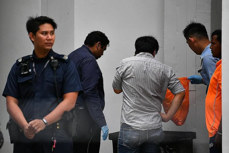 MASIH DISIASAT: Polis sedang menyiasat kandungan tong sampah setelah menemui bayi di dalamnya. - Foto BH oleh LIM YAOHUI 