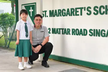 PASTIKAN KESELAMATAN: Encik Muhammad Farhan Mohammad menemani pelajar Sekolah Rendah St. Mageret’s, Gwen Tan, dari Stesen Bendemeer hingga Stesen Mattar untuk ke sekolahnya.