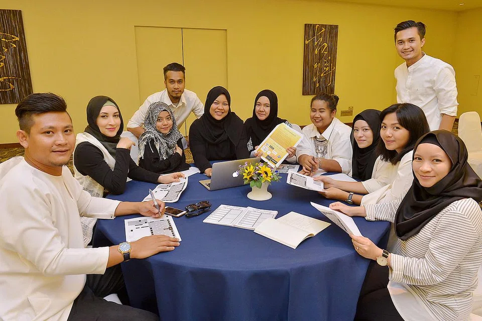 KELAINAN TAWARAN GOLONGAN KREATIF MUDA: Cik Shazwani Suhaimi adalah antara usahawan muda yang membangunkan idea segar demi menjayakan pameran pengantin Quartz Begonia kendalian Vynella Weddings & Events, yang dimiliki Encik Muhammad Norazli Razali (gambar atas, kiri).