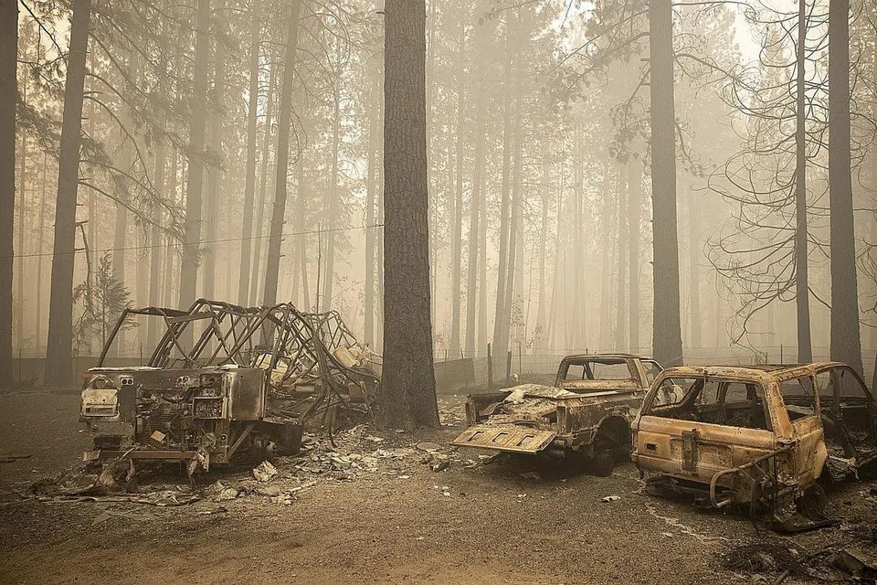 MUSNAH DIJILAT API: Beberapa kenderaan musnah akibat dijilat api kebakaran hutan di Berry Creek, California, Amerika. - Foto EPA-EFE