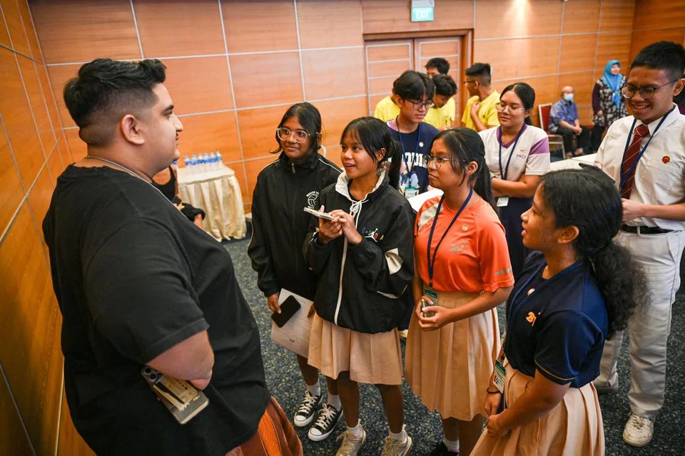 TANYA SOALAN: Penyanyi ‘rap’ Singapura, ABANGSAPAU, diwawancara oleh para peserta dalam Kem Wartawan Muda 2023 anjuran Berita Harian pada Isnin. 