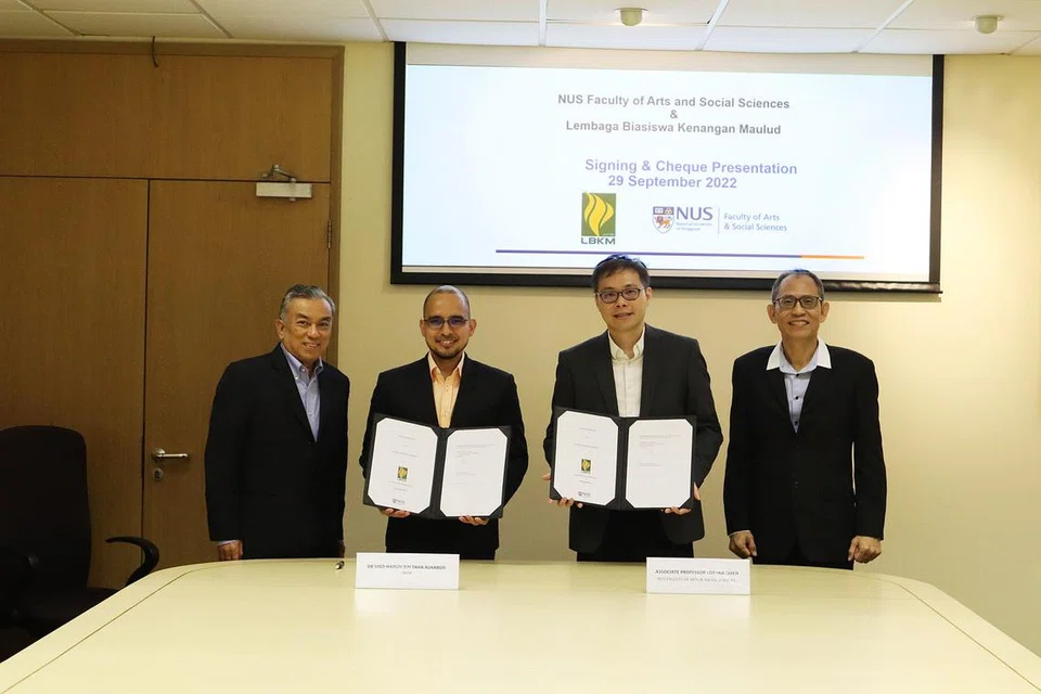 TAWAR BIASISWA BARU: (Dari kiri), Mantan Presiden LBKM, Encik Suhaimi Salleh dan Presiden LBKM, Dr Syed Harun Alhabsyi menyerahkan cek bernilai $300,000 sebagai dana endowmen kepada Dr Loy dan Pengarah NUS FASSS, Encik Mark Teng semalam. - Foto NUS