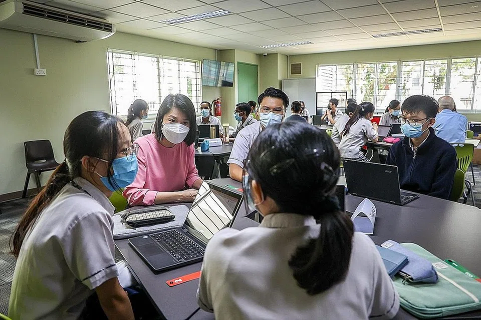 RISIKO DALAM TALIAN: Cik Sun berkata pelajar hari ini menghadapi pelbagai ancaman dan risiko siber seperti buli dalam siber, ketagihan permainan, berita palsu dan penipuan. - Foto ZAOBAO
