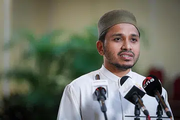 BERI PANDANGAN: Mufti Dr Nazirudin Mohd Nasir, yang ditemui media selepas sesi dialog, berpendapat isu tudung memerlukan keseimbangan yang bukan sahaja mengambil kira keperluan keagamaan, bahkan keperluan untuk memperkukuh talian dan hubungan antara masyarakat. - Foto ZAOBAO