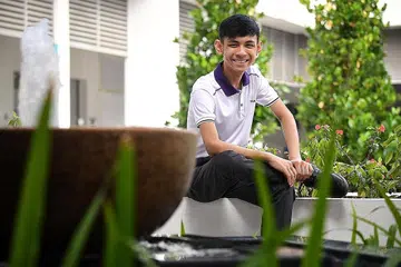 CEKAL HATI: Pelajar berkeperluan khas Adel Affean Muhammad Affiq dari Sekolah Menengah Spectra menghidapi autisme dan penyakit Crohn namun tetap tabah menyahut sebarang cabaran dan mampu meraih dua gred A bagi Bahasa Inggeris dan Matematik dalam GCE peringkat 'N'. Beliau yang gemar pada robotik mahu melanjutkan pelajaran di ITE dalam aplikasi web. - Foto BH oleh KUA CHEE SIONG
