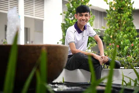 CEKAL HATI: Pelajar berkeperluan khas Adel Affean Muhammad Affiq dari Sekolah Menengah Spectra menghidapi autisme dan penyakit Crohn namun tetap tabah menyahut sebarang cabaran dan mampu meraih dua gred A bagi Bahasa Inggeris dan Matematik dalam GCE peringkat 'N'. Beliau yang gemar pada robotik mahu melanjutkan pelajaran di ITE dalam aplikasi web. - Foto BH oleh KUA CHEE SIONG
