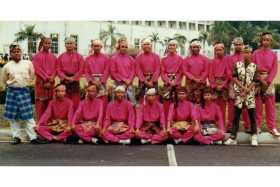 RAKAMAN KENANGAN: Kumpulan 'Alang Ikan Duyung' pimpinan Hamid Osman (paling kiri) semasa menyertai Pertandingan Dikir Barat Nasional anjuran Majlis Pusat, yang julung-julung kali diadakan pada 1990. Ia meraih kemenangan bagi seni kata terbaik, tukang karut terbaik, dan juara keseluruhan. Gambar dirakamkan di kawasan tapak bekas lapangan terbang Kallang. - Foto ihsan HAMID OSMAN