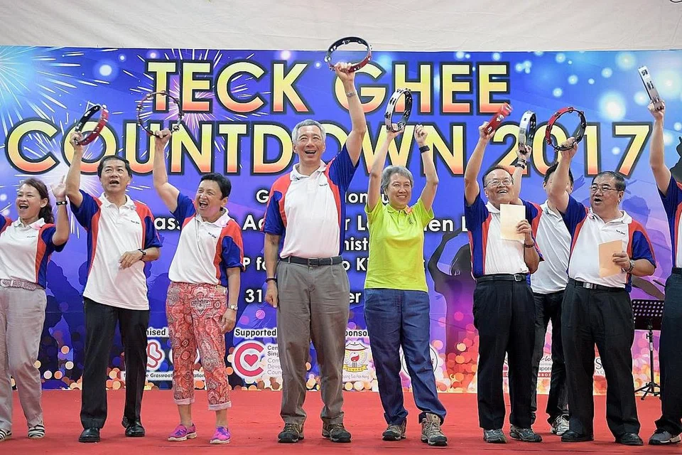 RAI TAHUN BARU BERSAMA: Lebih 5,000 penduduk berpeluang bergembira dan menyambut Tahun Baru bersama Perdana Menteri Lee Hsien Loong dan isteri, Cik Lee (tengah), pada sambutan Tahun Baru di Teck Ghee, semalam. - Foto THE STRAITS TIMES