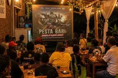 Orang ramai menyaksikan tayangan dokumentari Pesta Babi di Rumah Wunut, Desa Nanga Labang, Kabupaten Manggarai Timur pada malam 15 Mei 2026. Dokumentari Pesta Babi mencetuskan perdebatan besar mengenai Papua, pembangunan dan kebebasan bersuara di Indonesia selepas beberapa tayangan awam dilaporkan diganggu atau dibatalkan di beberapa wilayah negara itu.
