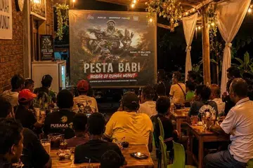 Orang ramai menyaksikan tayangan dokumentari Pesta Babi di Rumah Wunut, Desa Nanga Labang, Kabupaten Manggarai Timur pada malam 15 Mei 2026. Dokumentari Pesta Babi mencetuskan perdebatan besar mengenai Papua, pembangunan dan kebebasan bersuara di Indonesia selepas beberapa tayangan awam dilaporkan diganggu atau dibatalkan di beberapa wilayah negara itu.
