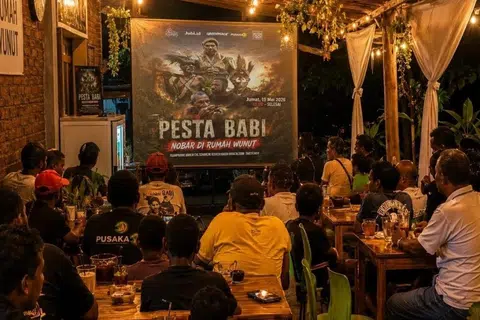 Orang ramai menyaksikan tayangan dokumentari Pesta Babi di Rumah Wunut, Desa Nanga Labang, Kabupaten Manggarai Timur pada malam 15 Mei 2026. Dokumentari Pesta Babi mencetuskan perdebatan besar mengenai Papua, pembangunan dan kebebasan bersuara di Indonesia selepas beberapa tayangan awam dilaporkan diganggu atau dibatalkan di beberapa wilayah negara itu.