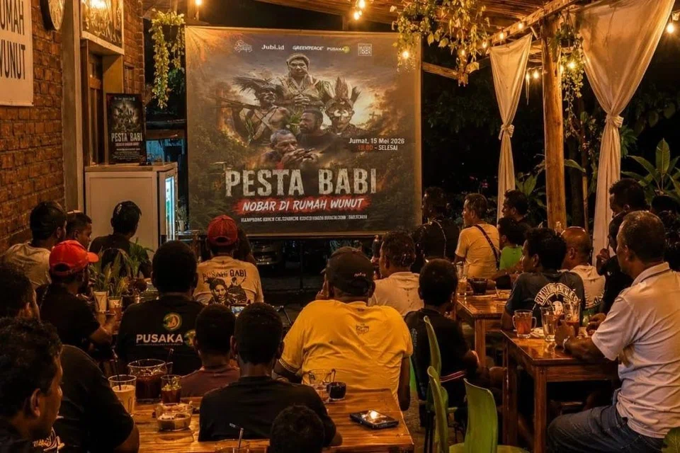 Orang ramai menyaksikan tayangan dokumentari Pesta Babi di Rumah Wunut, Desa Nanga Labang, Kabupaten Manggarai Timur pada malam 15 Mei 2026. Dokumentari Pesta Babi mencetuskan perdebatan besar mengenai Papua, pembangunan dan kebebasan bersuara di Indonesia selepas beberapa tayangan awam dilaporkan diganggu atau dibatalkan di beberapa wilayah negara itu.