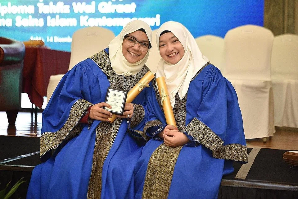 KUAT BERSAING TAPI TETAP SAYANG: Cik Syablani (kiri) dan Cik Syaqirah merupakan dua beradik yang kuat bersaing sebagai rakan sedarjah namun tetap memerlukan bimbingan antara satus sama lain.