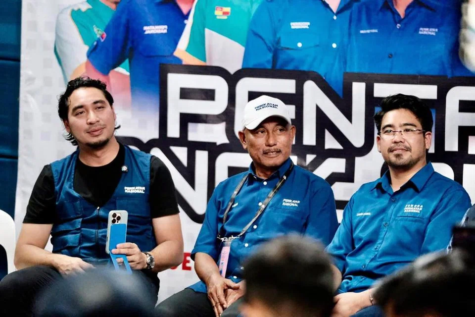 Bekas pemain bola sepak Johor, Encik Mohamad Haizan Jaafar, 61 tahun (tengah), yang juga calon Perikatan Nasional (PN), giat berkempen meraih sokongan pengundi dalam pilihan raya kecil bagi kerusi Dewan Undangan Negeri (DUN) Mahkota pada 28 September. 