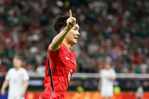 Pemain tengah Korea Selatan, Hwang In-beom, meraikan gol pertama pasukannya dalam kemenangan 2-1 ke atas Republik Czech dalam aksi pembukaan Kumpulan A.