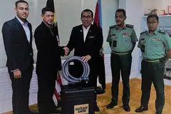 Kerjasama merentas sektor: Syarikat swasta, Aquayana, yang diketuai oleh Encik Hassan (dua dari kiri) berkongsi pengalaman dan peralatan berkaitan operasi kerja bantuan kemanusiaan bersama Timbalan Menteri Pertahanan, Datuk Seri Johari Baharum (tengah) - Foto AQY