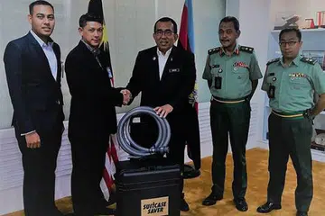 Kerjasama merentas sektor: Syarikat swasta, Aquayana, yang diketuai oleh Encik Hassan (dua dari kiri) berkongsi pengalaman dan peralatan berkaitan operasi kerja bantuan kemanusiaan bersama Timbalan Menteri Pertahanan, Datuk Seri Johari Baharum (tengah) - Foto AQY