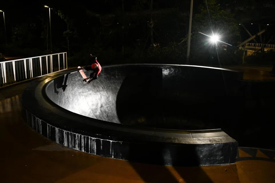 Antara ‘trick’ yang dilakukan Muhammad Farris Abdul Rahman termasuk memusing badannya ketika di udara, dan berdiri dengan menggunakan tangan (handplant) di pinggir tanjakan.